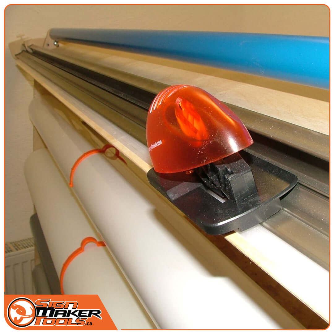 TreeMAXX EasyReach PRO’s cutting bar with orange cutting mouse on top storage shelf